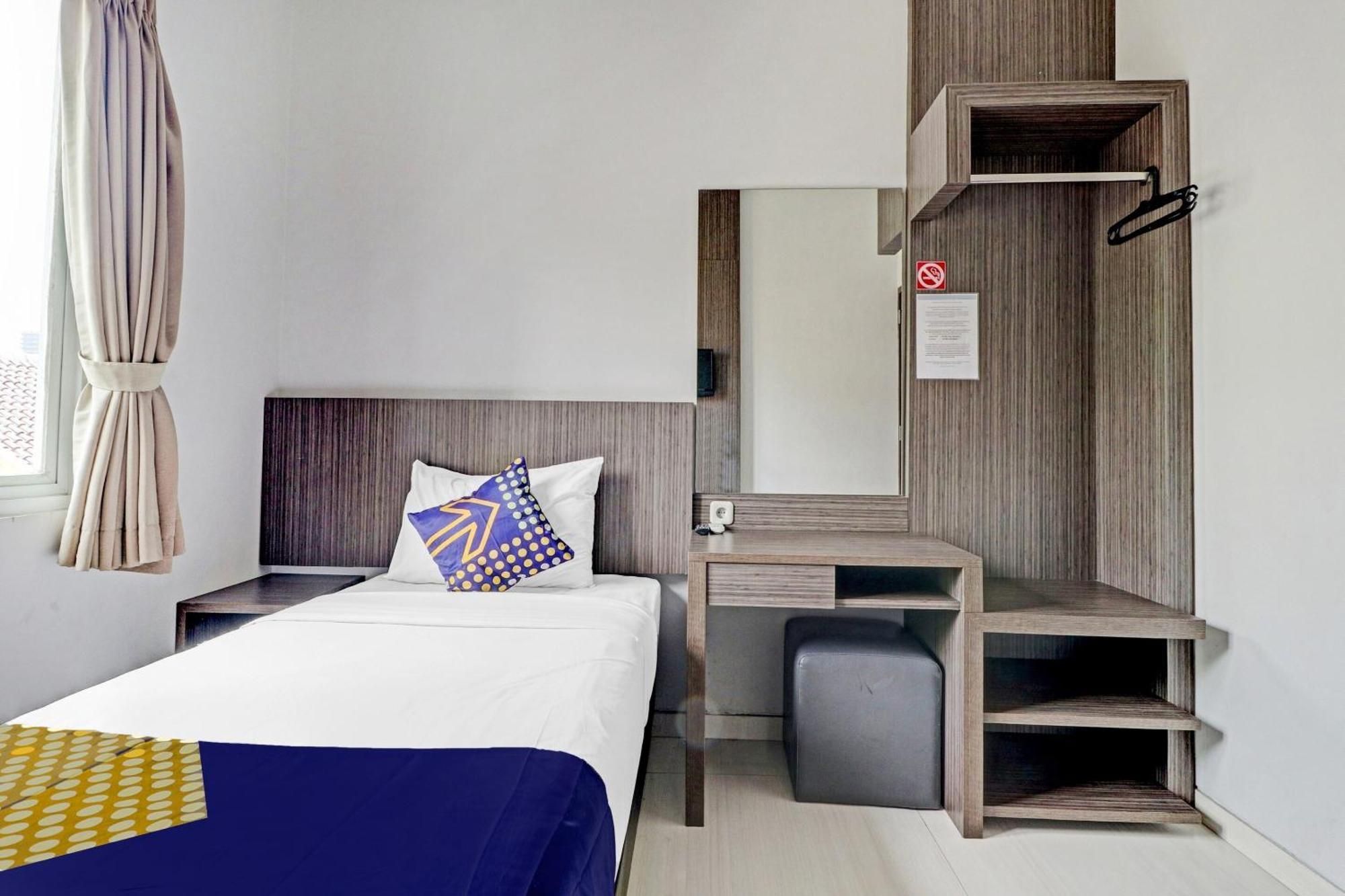Hotel O Cihampelas Near Ciwalk Formerly D'River Guest House Bandung Ngoại thất bức ảnh