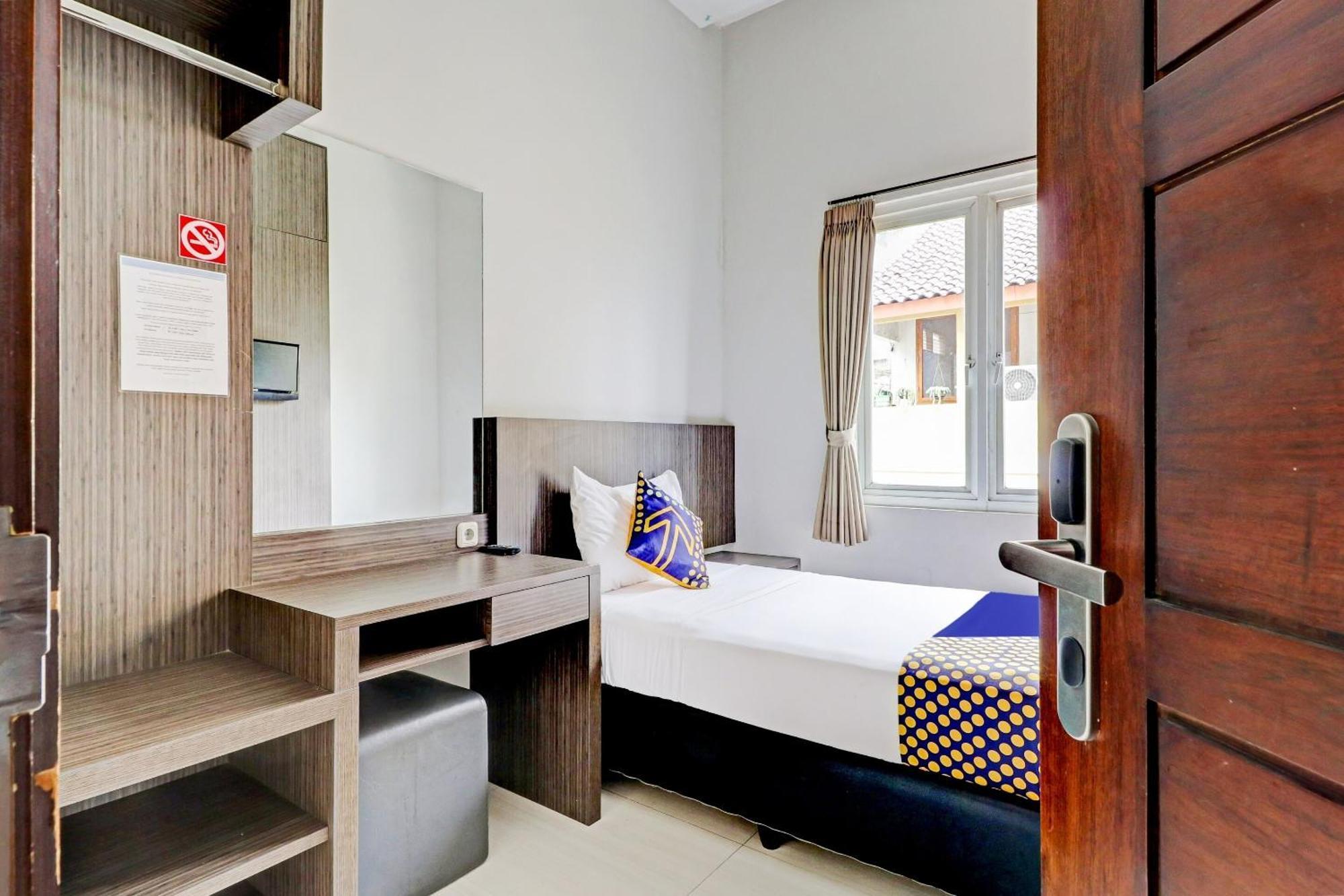 Hotel O Cihampelas Near Ciwalk Formerly D'River Guest House Bandung Ngoại thất bức ảnh