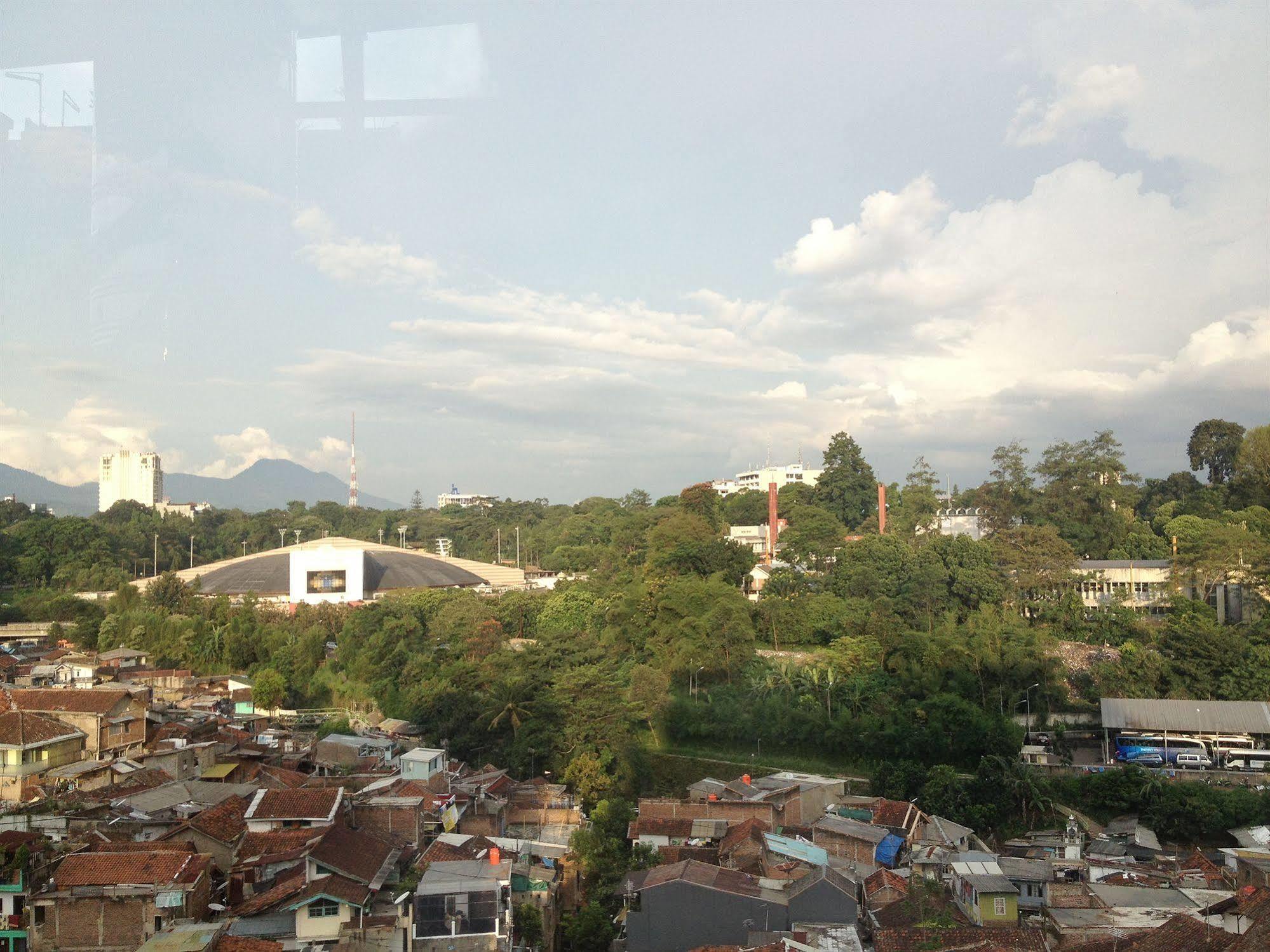 Hotel O Cihampelas Near Ciwalk Formerly D'River Guest House Bandung Ngoại thất bức ảnh