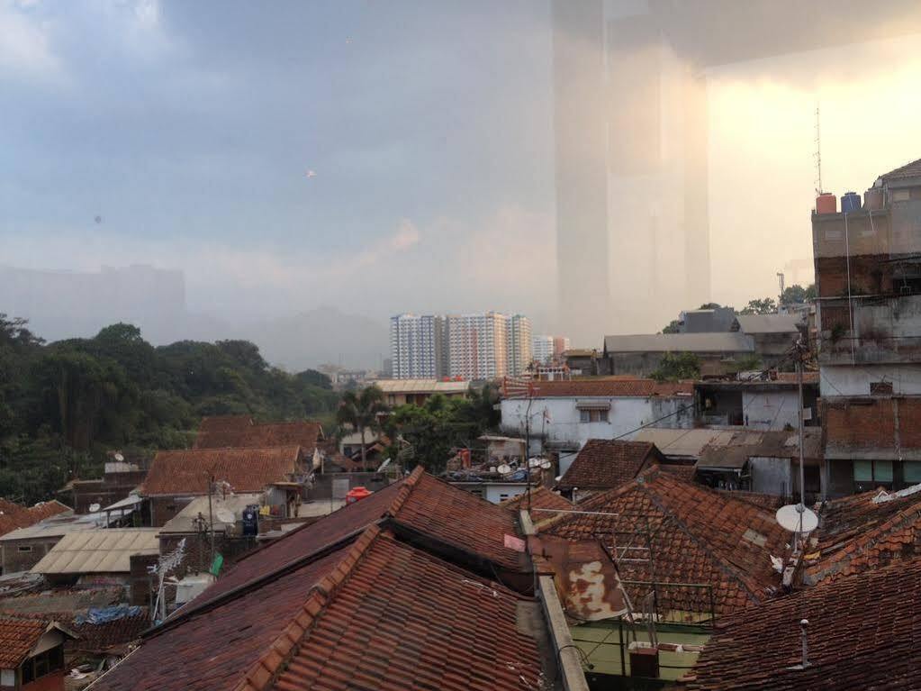 Hotel O Cihampelas Near Ciwalk Formerly D'River Guest House Bandung Ngoại thất bức ảnh